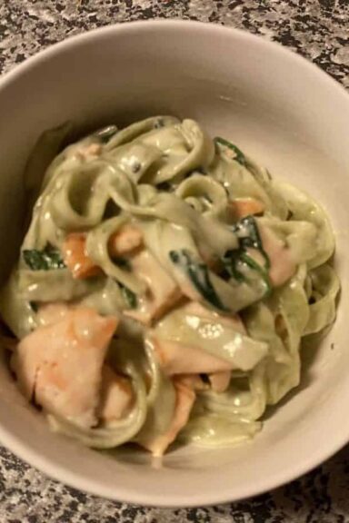 Pasta med laks og spinat