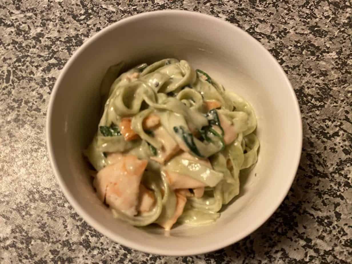 Pasta med laks og spinat