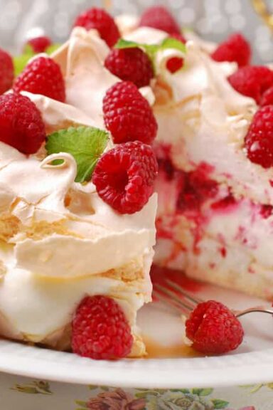 Pavlova med bær og flødeskum
