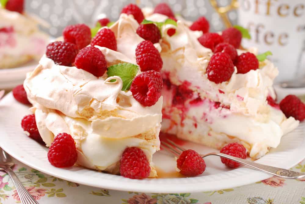 Pavlova med bær og flødeskum