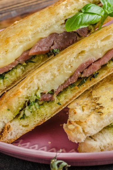 Panini med kylling, pesto og mozzarella